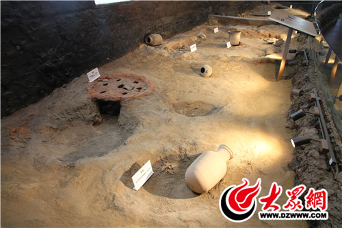 館內現(xiàn)有藏品850余件，全面展現(xiàn)了東夷文化的輝煌成就與發(fā)展脈絡