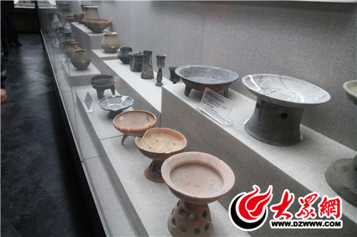 東夷文化博物館館內現(xiàn)有藏品850余件，品類豐富，特色突出