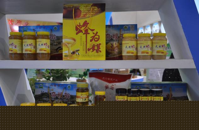 陽(yáng)泉市委副書(shū)記王旭明視察農(nóng)博會(huì)陽(yáng)泉展廳(圖4)