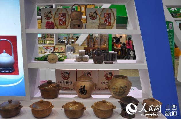 陽(yáng)泉市委副書(shū)記王旭明視察農(nóng)博會(huì)陽(yáng)泉展廳(圖2)