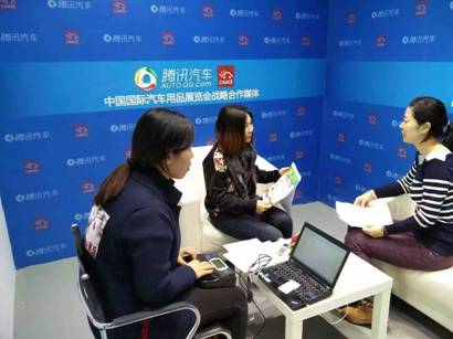 展會進(jìn)行當(dāng)中，貝適寶創(chuàng)始人之一的張冉冉女士在百忙之中也接受了騰訊汽車記者的專訪，暢談未來兒童安全座椅行業(yè)的發(fā)展趨勢，兒童安全座椅產(chǎn)品的功能期望以及自家智能座椅產(chǎn)品的一些細(xì)節(jié)。同時以一個孩子母親的角度也呼吁國內(nèi)兒童出行安全體系能夠盡快得以完善，為寶寶的出行安全營造一個良好社會氛圍，她表示，隨著國內(nèi)家庭汽車保有量的逐年增長，提升國內(nèi)父母的兒童出行安全意識現(xiàn)如今已經(jīng)迫在眉睫。